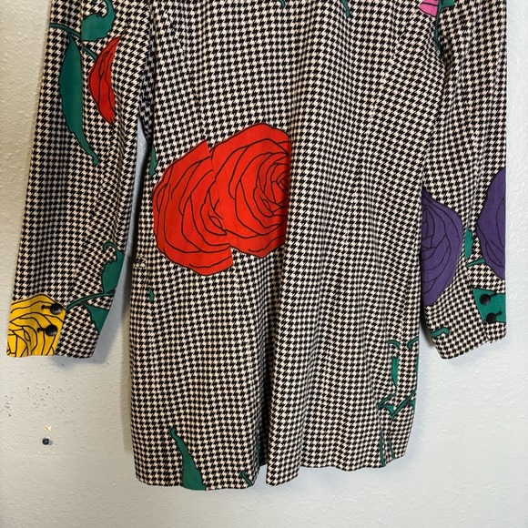 Stylish Women's Houndstooth Blazer with Floral Accents - Picture 8 of 8